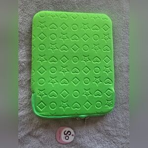 SO ***NEVER USED*** Vibrant Green Tablet Sleeve